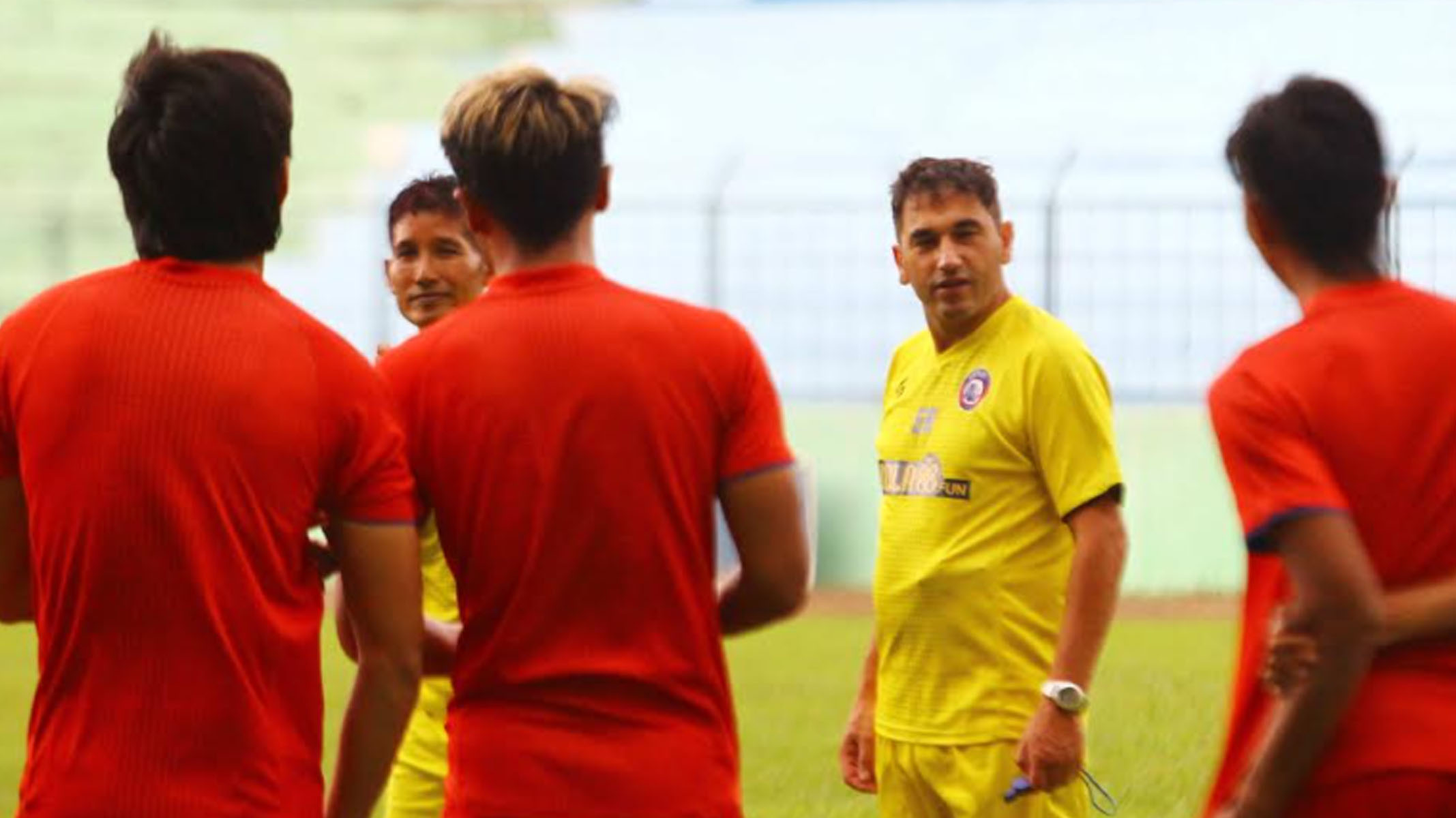 pelatih-eduardo-almeida-memimpin-latihan-arema-fc.jpg