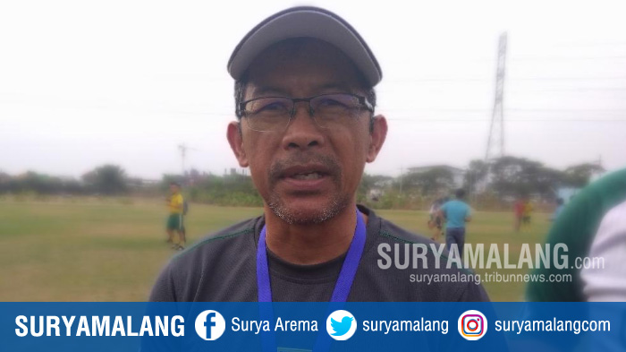 pelatih-persebaya-aji-santoso-di-lapangan-unesa-rabu-4122019.jpg
