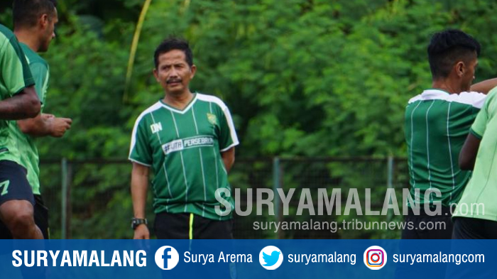 pelatih-persebaya-surabaya-djadjang-nurdjaman-memimpin-latihan-di-lapangan-karanggayam_20180905_162953.jpg