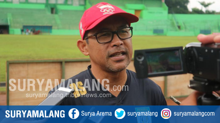 pelatih-persela-lamongan-aji-santoso-usai-uji-lapangan-di-stadion-gajayana_20180119_152400.jpg