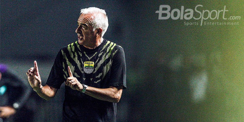 pelatih-persib-bandung-roberto-carlos-mario-gomez_20180628_170429.jpg