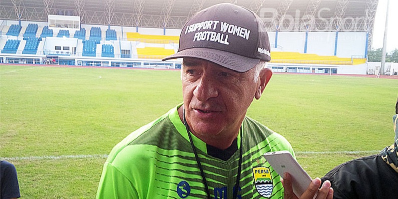pelatih-persib-bandung-robeto-carlos-mario-gomez_20180511_201605.jpg