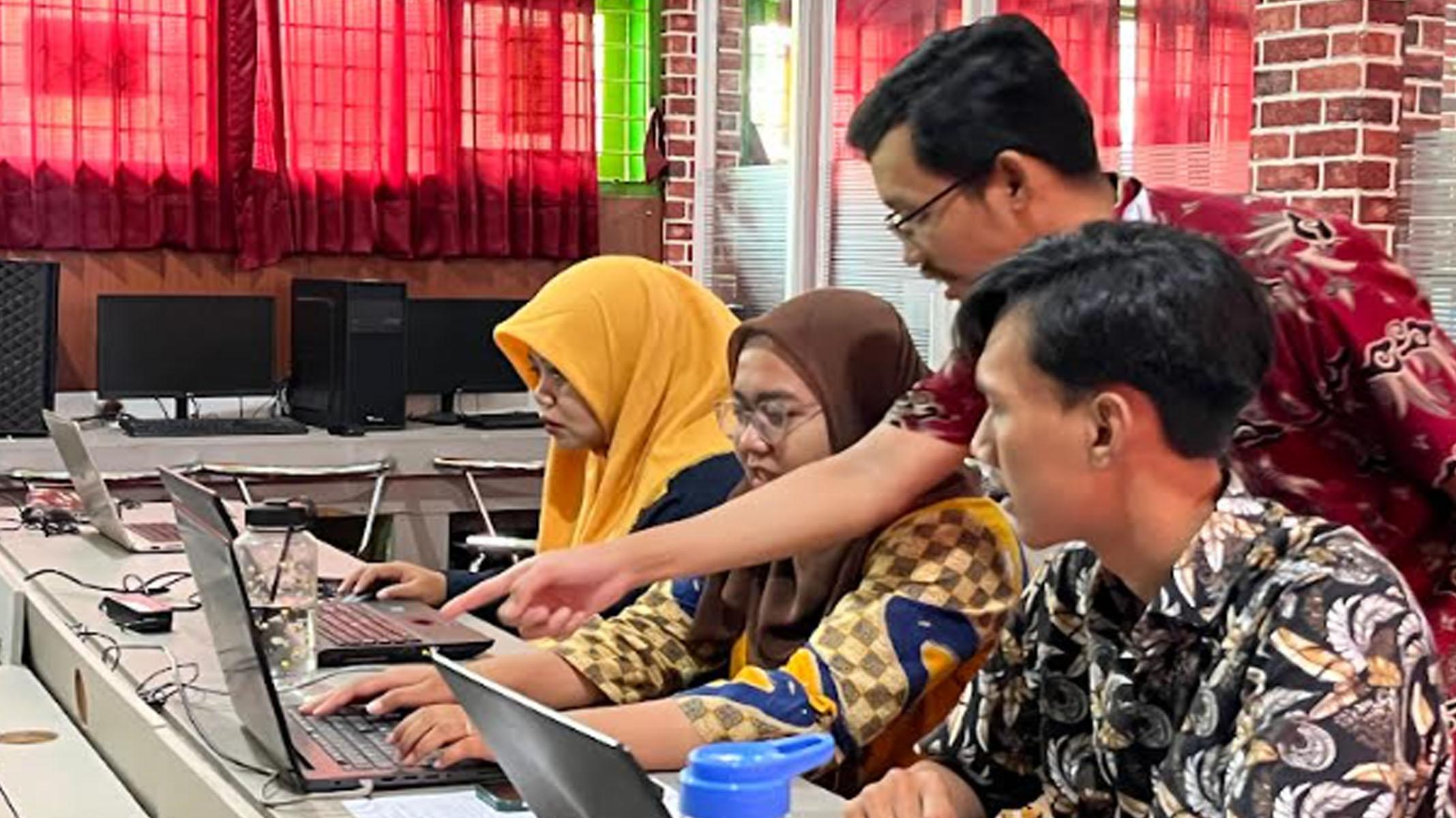 Belasan Guru di SMKN 12 Malang Dapat Pelatihan TI Jagoan Hosting, Sambut Hari Guru Nasional