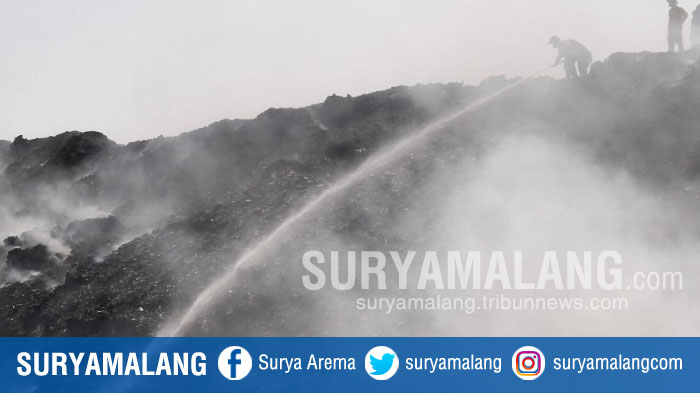 pemadam-kebakaran-membasahi-sampah-tpa-supit-urang-kota-malang_20180724_163306.jpg