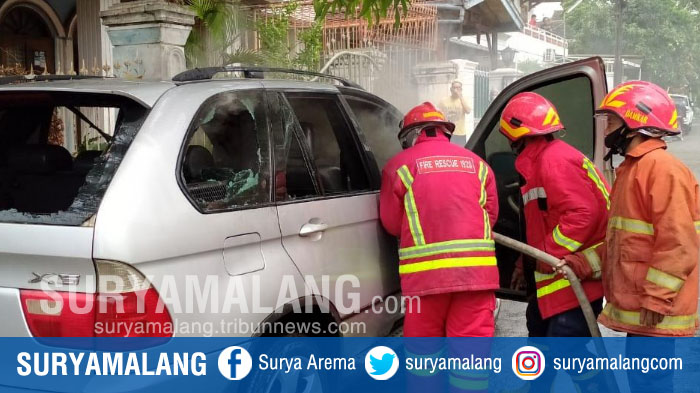 pemadaman-kebakaran-mobil-bmw-x5-di-jalan-bendungan-bening-kota-malang.jpg