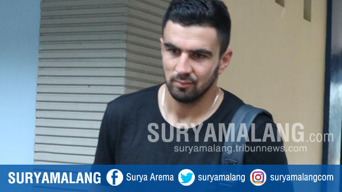 pemain-arema-fc-asal-ahmet-atayew-yang-juga-kapten-timnas-turkmenistan_20170807_182452.jpg