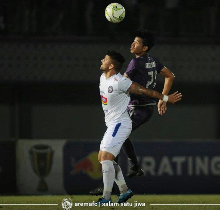 pemain-arema-fc-berebut-bola-dengan-pemain-persita.jpg
