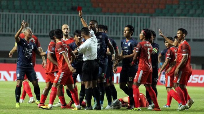 pemain-arema-fc-jayus-hariono-mendapat-kartu-merah-setelah-melanggar-pemain-psm-makassar.jpg