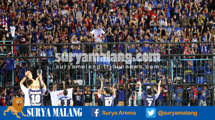 pemain-arema-fc-menyapa-aremania-usai-laga-melawan-barito-putera_20170505_220206.jpg