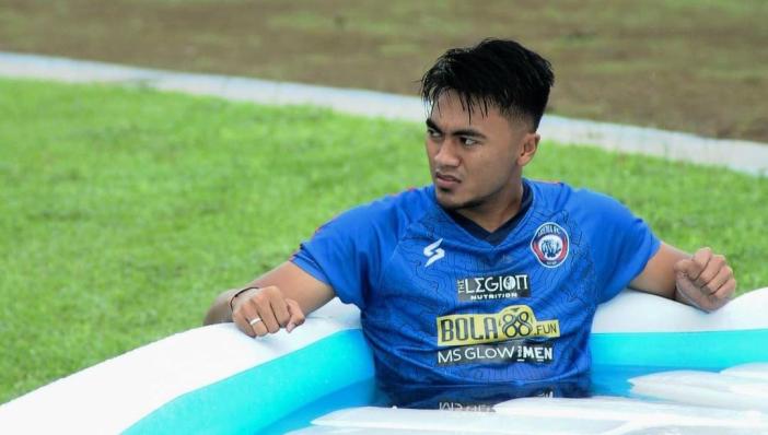 pemain-arema-fc-rizky-dwi-febrianto-cedera-saat-lawan-persebaya-surabaya.jpg