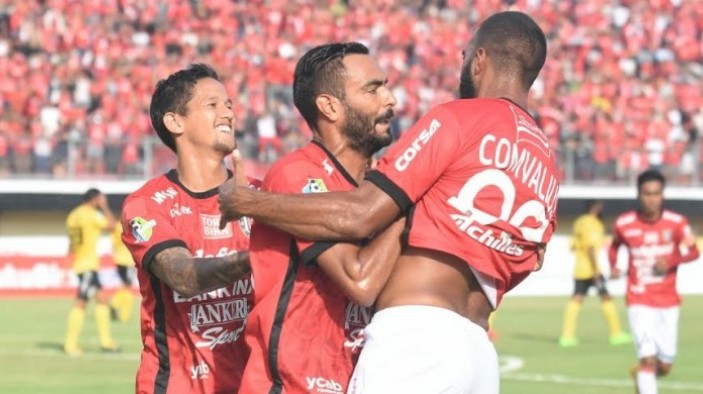 pemain-bali-united-merayakan-gol-di-stadion-kapten-i-wayan-dipta-gianyar-kamis-452017_20170504_175740.jpg