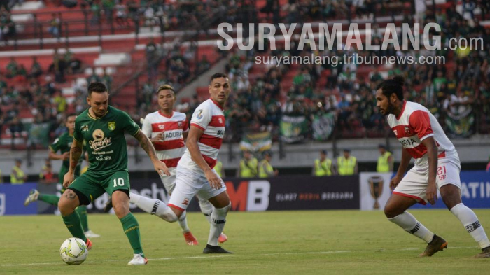 pemain-persebaya-surabaya-damian-lizio-dihadang-pemain-madura-united-fandri-imbiri.jpg