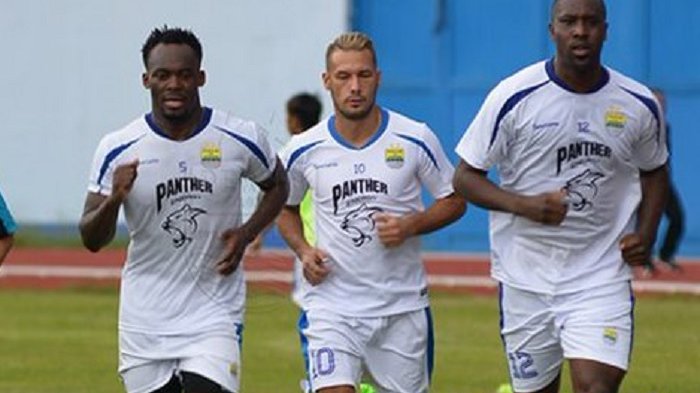 pemain-persib-bandung-dari-kiri-ke-kanan-michael-essien-raphael-maitimo-dan-carlton-cole_20170628_201742.jpg