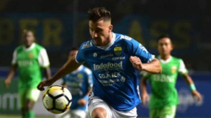 pemain-persib-bandung-jonathan-bauman-dalam-laga-menjamu-bhayangkara-fc_20180601_083338.jpg