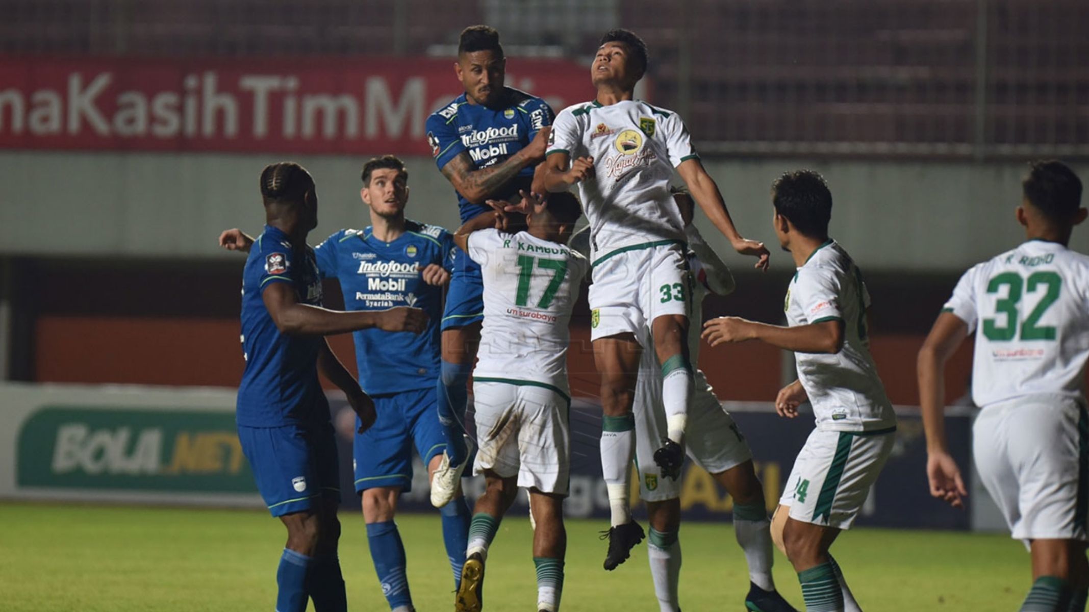 pemain-persib-bandung-saat-melawan-persebaya-surabaya.jpg
