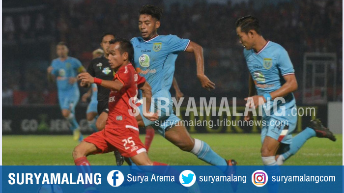 pemain-persija-jakarta-riko-simanjuntak-dikawal-para-pemain-persela-lamongan_20180520_213725.jpg