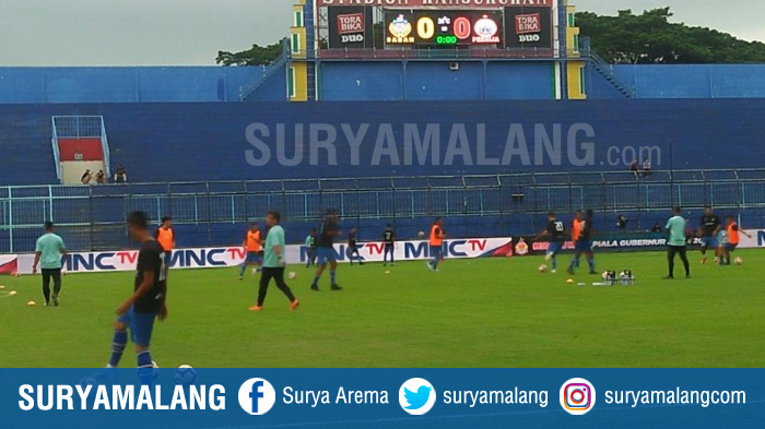 pemain-sabah-fa-dan-persija-sedang-pemanasan-sebelum-berlaga-di-stadion-kanjuruhan.jpg