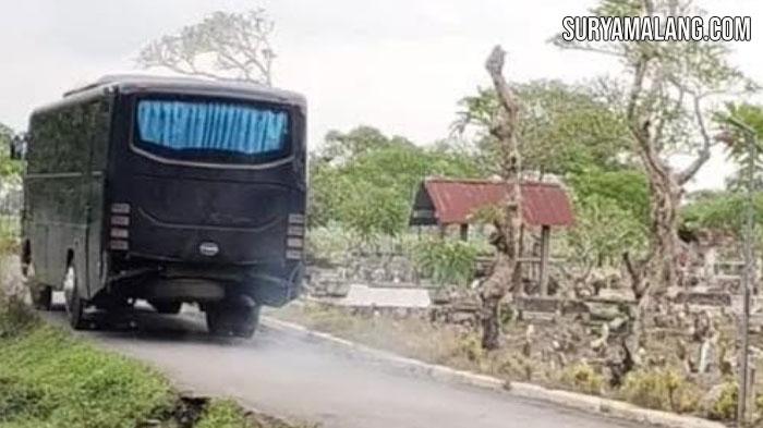 Google Maps Arahkan Bus Pemprov Jatim ke Kuburan di Pare, Kediri, Evakuasi Pakai Derek