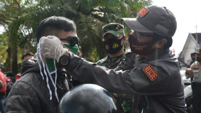 pembagian-500000-masker-untuk-memutus-penularan-covid-19-di-jember.jpg