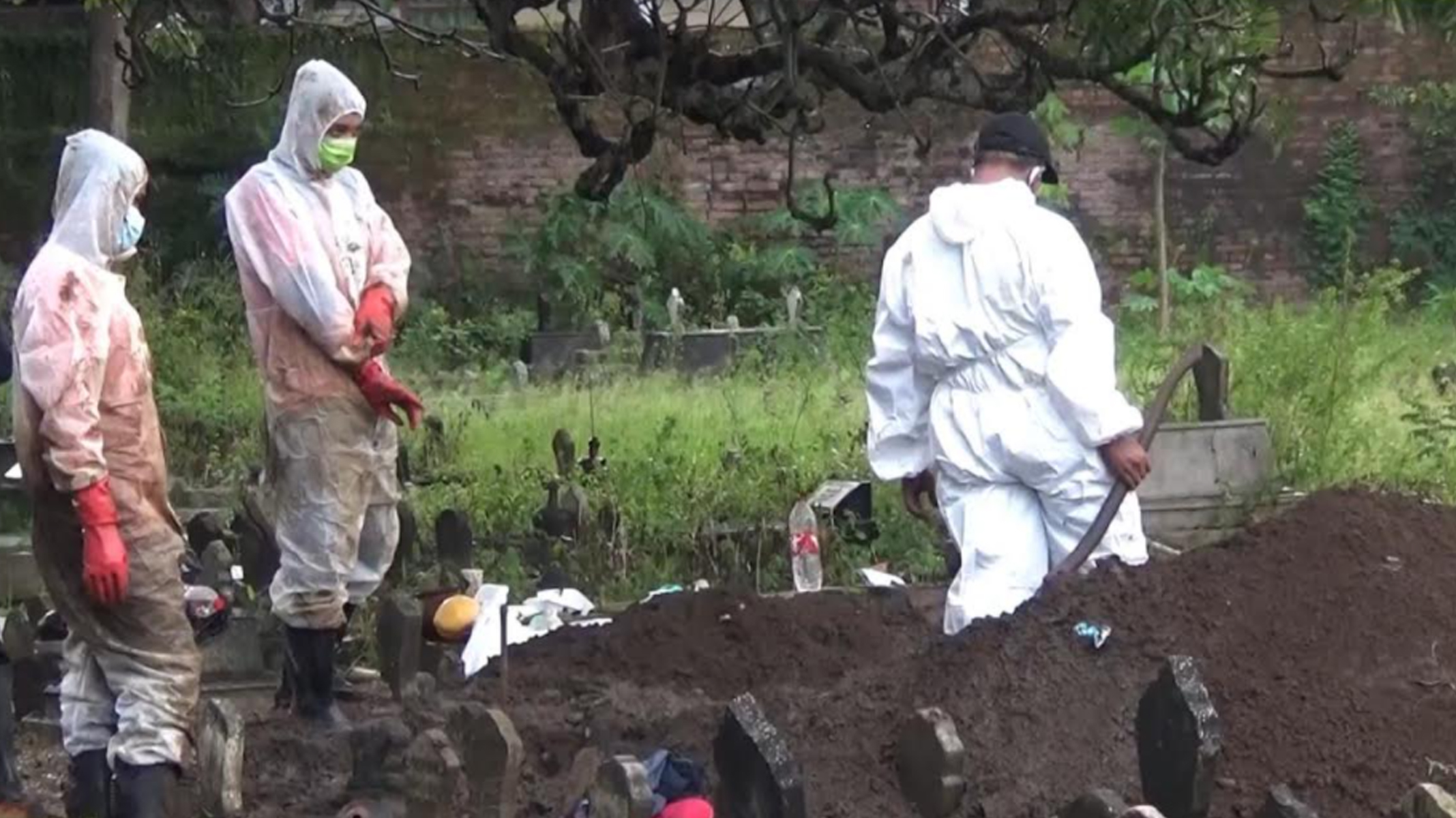 2 Jenazah Pasien Covid-19 Tertukar di Ponorogo, Makam Terpaksa Dibongkar Petugas