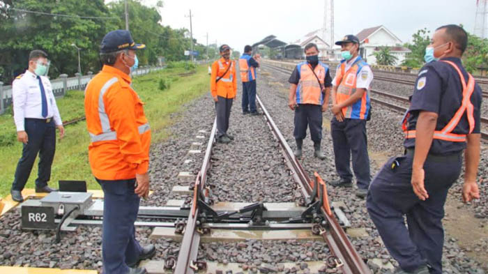 Jelang Angkutan Natal dan Tahun Baru 2021, PT KAI Periksa Jalur Titik Rawan Rel KA