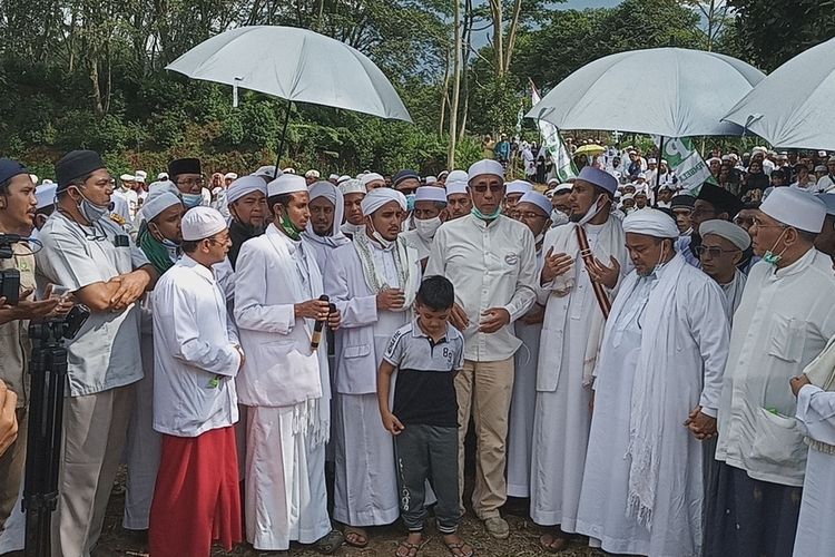 pemimpin-fpi-rizieq-shihab-itu-telah-memicu-kerumunan-massa-di-sepanjang-jalur-puncak-bogor.jpg