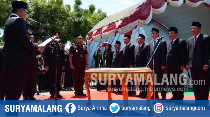 pemkab-sampang-melantik-pejabat-di-kompleks-makam-rato-ebu-kelurahan-polagan-sampang.jpg