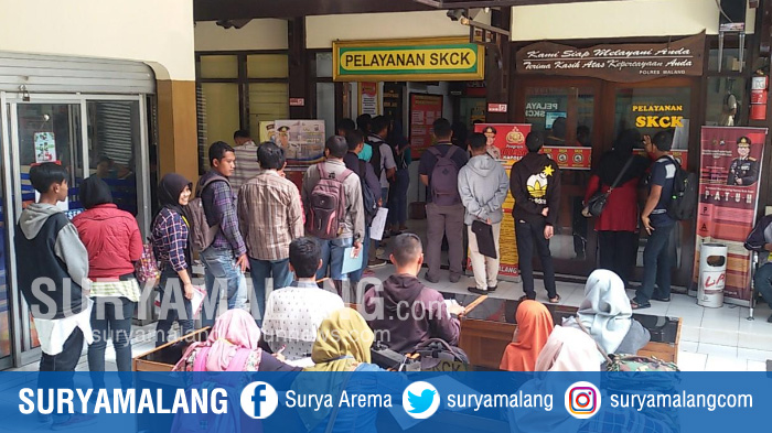 pemohon-skck-di-polres-malang-membeludak-kamis-672017_20170706_212620.jpg