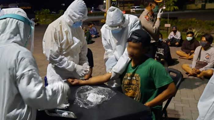 Keluyuran Tengah Malam, Puluhan Remaja Terjaring Razia. Polisi Sidoarjo Langsung Lakukan Rapid Test