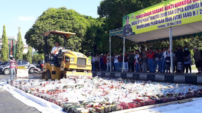 pemusnahan-botol-berisi-miras-di-mapolres-jember.jpg