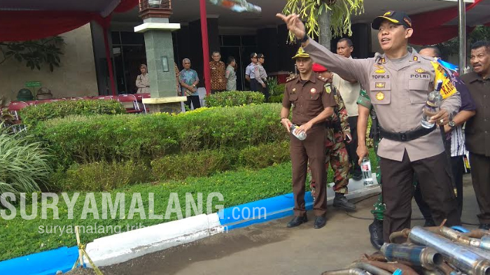 Operasi Pekat Polres Tulungagung, Ribuan Botol Miras Dan 17 Knalpot Brong Dimusnahkan