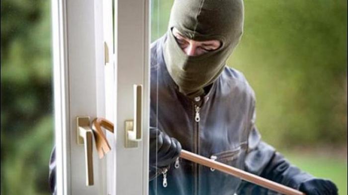 pencuri-rusak-pintu_20150923_190414.jpg