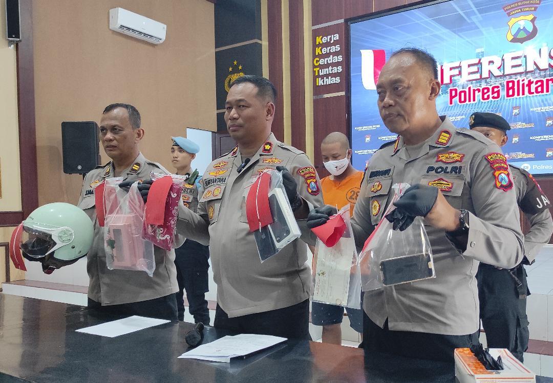 pencurian-perhiasan-emas-senilai-Rp-65-juta-di-Polres-Blitar-Kota-Jumat-12122025.jpg