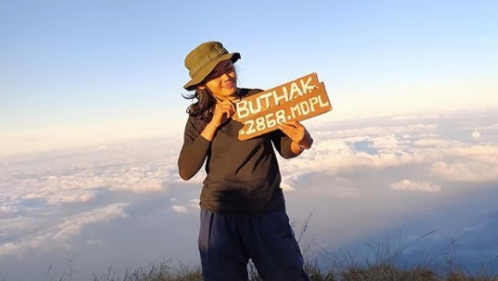 pendaki-sedang-berpose-di-gunung-buthak.jpg