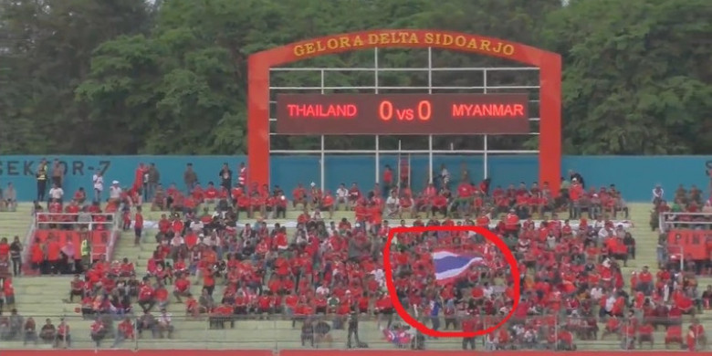 pendukung-timnas-u-16-thailand-mengibarkan-bendera-di-tengah-kerumunan-suporter-indonesia_20180810_162417.jpg