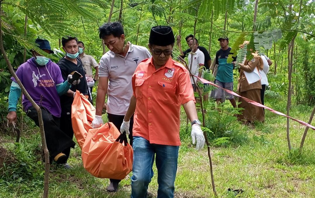 penemuan-kepala-manusia-gondrong-di-atas-pohon-di-tulungagung.jpg
