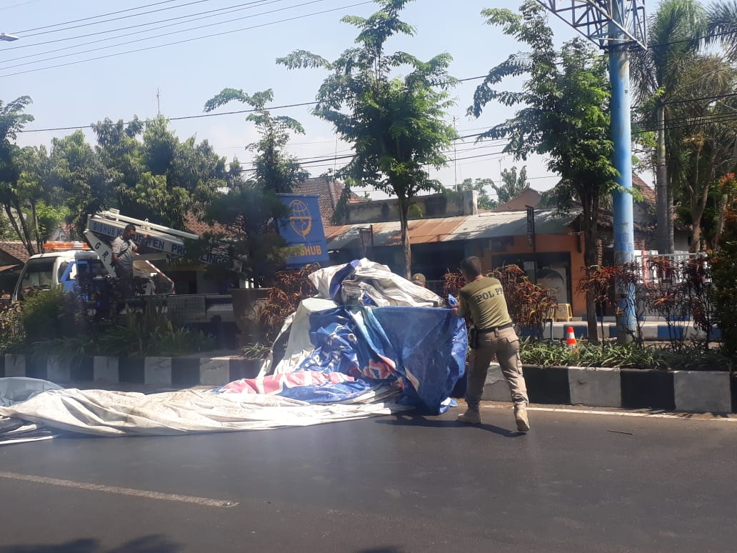 Satpol PP Tertibkan Ratusan Reklame Tak Berijin Dan Kadaluarsa Di Probolinggo