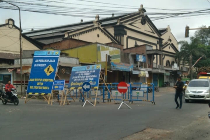 pengalihan-arus-lalu-lintas-di-sekitar-jalan-krebet-kecamatan-bululawang-kabupaten-malang.jpg