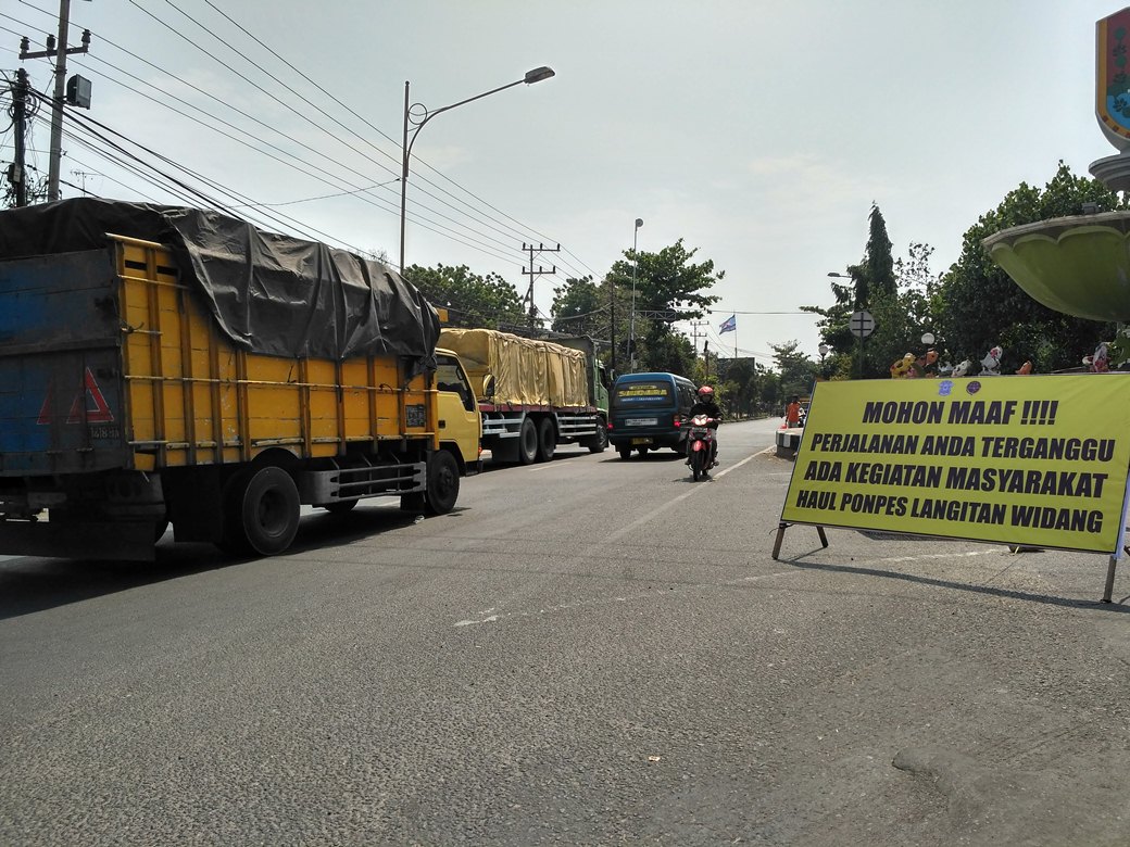 pengalihan-jalur-lalin-di-tuban_20181018_102910.jpg