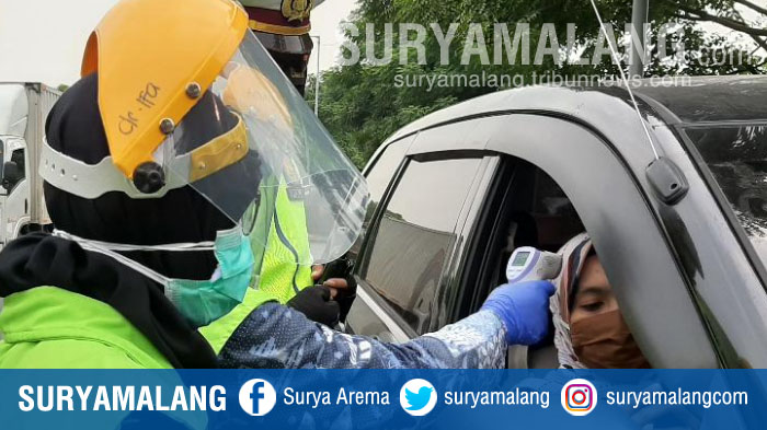 pengecekan-suhu-tubuh-pengendara-mobil-pada-hari-pertama-penerapan-psbb-gresik.jpg