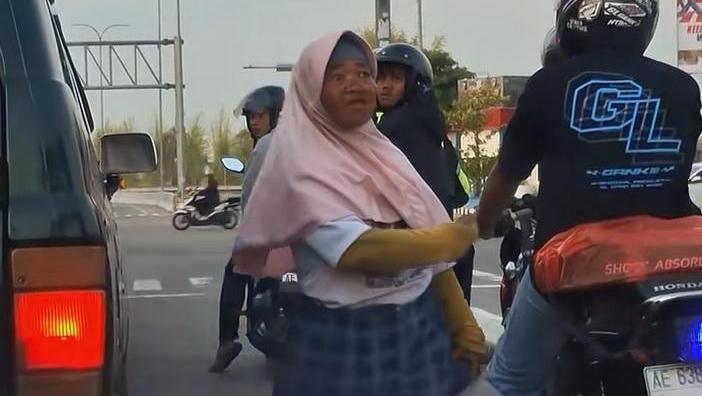 Viral Pengemis Doyan Memukul Kepala Pengendara Motor di Madiun, Satpol PP Bakal Turun Tangan