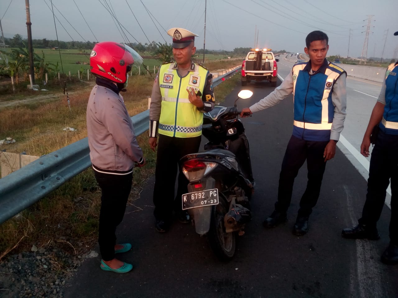 Perempuan Nekat Kendarai Motor Lewat Tol Madiun-Nganjuk Viral Medsos, Ngaku Tujuan ke Pati Jateng 