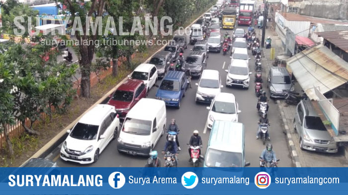 pengendara-wajib-bersabar-saat-penerapan-pembatasan-sosial-berskala-besar-psbb-di-surabaya-raya.jpg