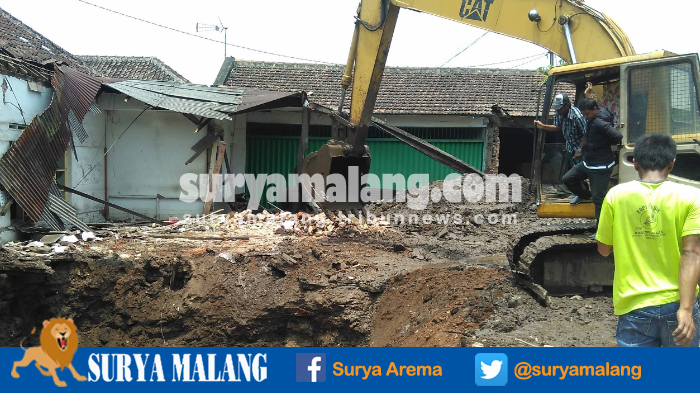 Sebabkan Banjir Di Kota Malang, Sampah Di Jalan Borobudur Dikeruk