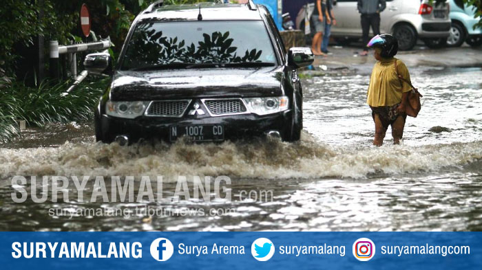 pengguna-jalan-menerjang-genangan-air-usai-hujan-deras-di-jalan-bukit-barisan-kota-malang_20171218_200323.jpg