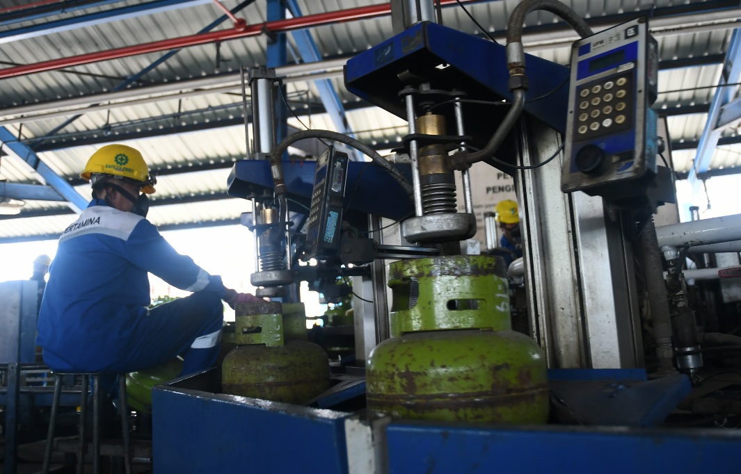 pengisian-tabung-gas-elpiji-di-pertamina-surabaya.jpg