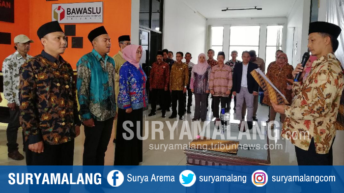 pengucapan-sumpah-anggota-panwaslu-di-kantor-bawaslu-batu_20181105_174322.jpg