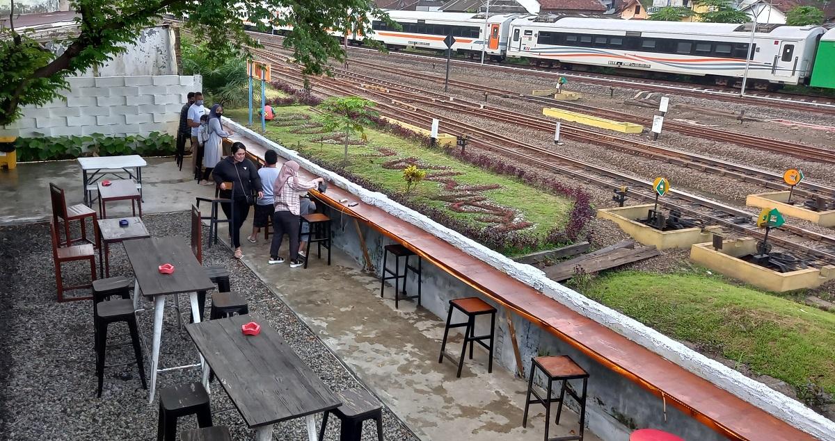 pengunjung-menikmati-suasana-outdoor-Lima-Sebelas-Coffee-Eatery-Malang.jpg