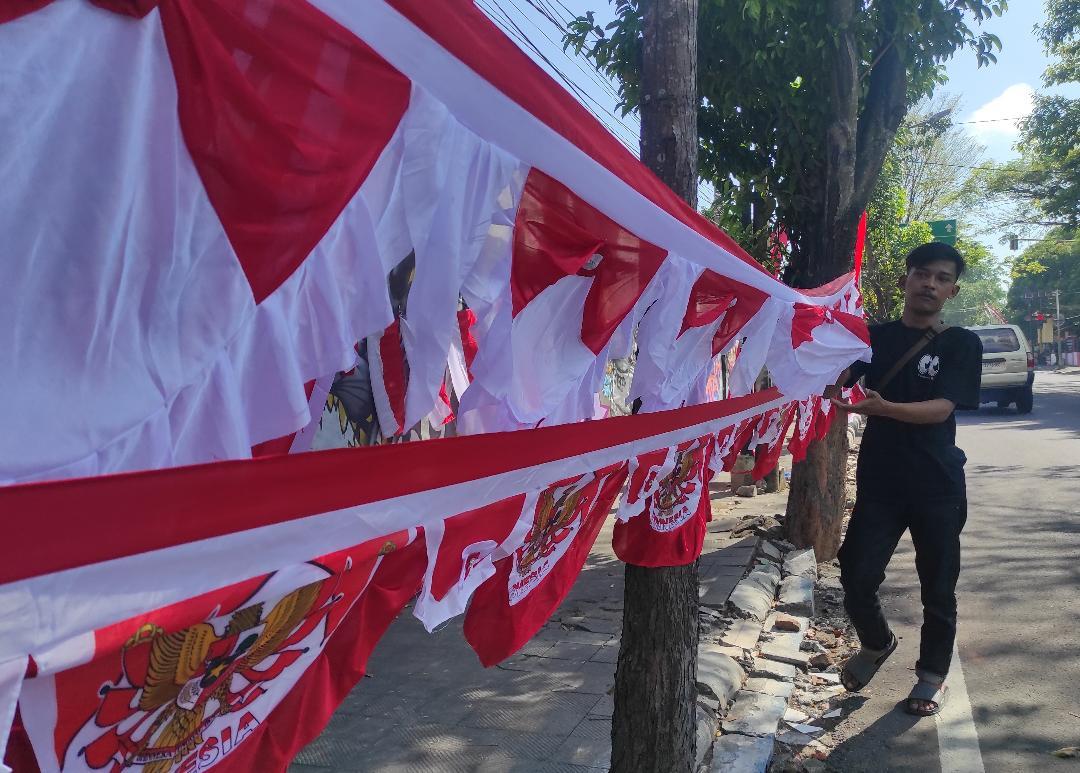 Kota Blitar Diserbu Penjual Bendera Merah Putih dari Bandung Jelang HUT ke-80 RI