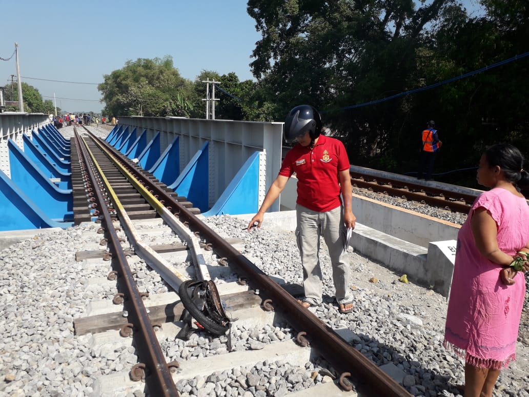 Penjual Rujak Buah Tewas Mengenaskan Tertabrak KA Sancaka Di Madiun, Gerobak Rujak Hancur Berantakan